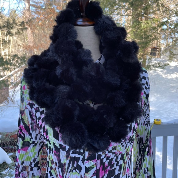 GORGEOUS Faux Fur Infinity Scarf - Picture 2 of 9